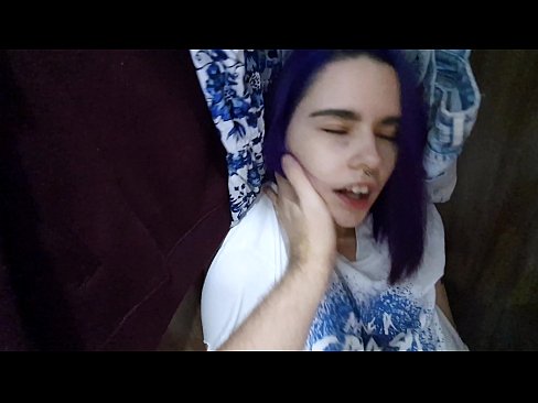 ❤️ 在衣柜里发现我的妹妹并帮助她射精 ☑ Porno